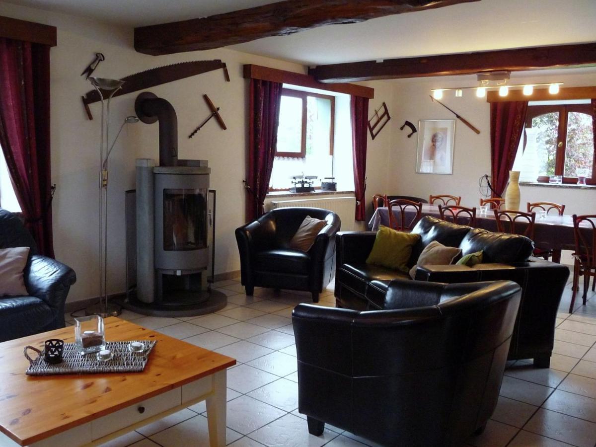 Spacious Holiday Home In Humain With Garden マルシュ・アン・ファメンヌ エクステリア 写真
