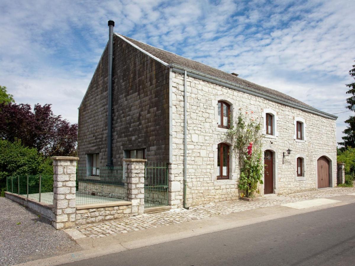 Spacious Holiday Home In Humain With Garden マルシュ・アン・ファメンヌ エクステリア 写真