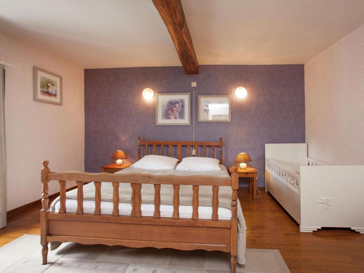 Spacious Holiday Home In Humain With Garden マルシュ・アン・ファメンヌ エクステリア 写真